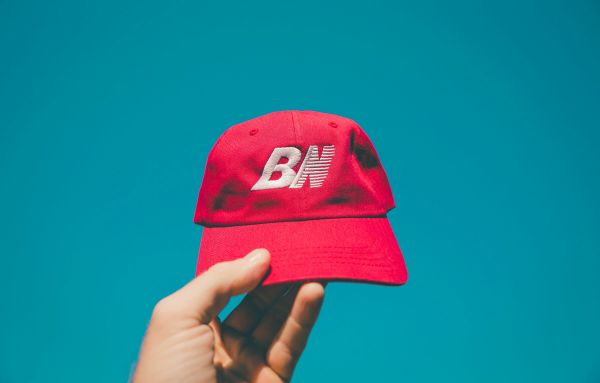 10 façons d'utiliser des chapeaux publicitaires pour des événements mémorables